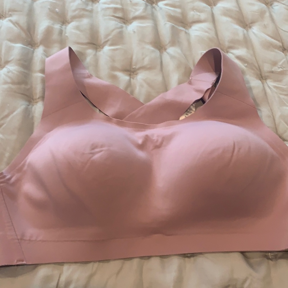Lululemon Enlite bra.  Back closure.